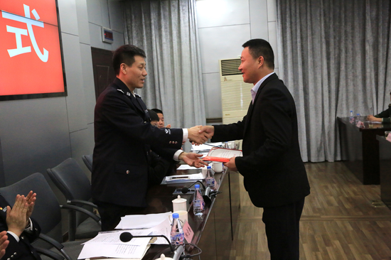 泉州市公安局党委委员、晋江市公安局局长陈文荣为见义勇为者颁发奖金、证书