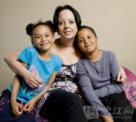 英国最年轻少女妈妈内心剖白:12岁产子无怨无悔 英国最年轻少女妈妈内心剖白:12岁产子无怨无悔