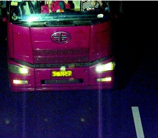 高速路疾驰的大货车 操控方向盘的竟是4岁儿童 高速路疾驰的大货车 操控方向盘的竟是4岁儿童