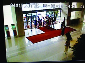 奥迪女叫嚣等我爸来 奥迪女叫嚣等我爸来