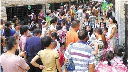 下午放学时,校门口接孩子的家长大军很壮观。特约记者 葛跃进 摄 下午放学时,校门口接孩子的家长大军很壮观。特约记者 葛跃进 摄