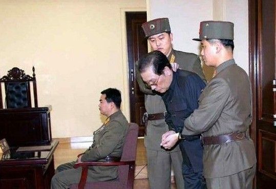 据朝中社13日报道,朝鲜12日以从事颠覆国家阴谋活动依照朝鲜刑法第60条对张成泽判处死刑,并已于当天执行。张成泽(右二)双手被缚站在法庭。(图片来源:劳动新闻) 据朝中社13日报道,朝鲜12日以从事颠覆国家阴谋活动依照朝鲜刑法第60条对张成泽判处死刑,并已于当天执行。张成泽(右二)双手被缚站在法庭。(图片来源:劳动新闻)