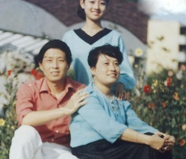 马伊琍与父亲罕见照曝光 马伊琍与父亲罕见照曝光