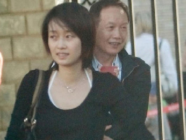 马伊琍与父亲罕见照曝光 马伊琍与父亲罕见照曝光