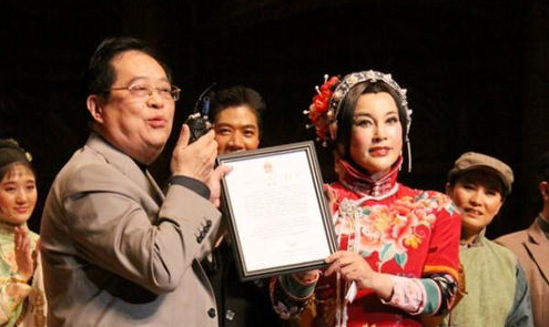 《风华绝代》登陆美国 刘晓庆老公高调示爱 《风华绝代》登陆美国 刘晓庆老公高调示爱