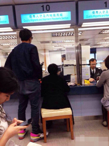 新浪娱乐讯 近日,有网友曝料邓超、孙俪4月9日现身香港入境处,疑为当时还未降世的女儿办理出生手续。 新浪娱乐讯 近日,有网友曝料邓超、孙俪4月9日现身香港入境处,疑为当时还未降世的女儿办理出生手续。