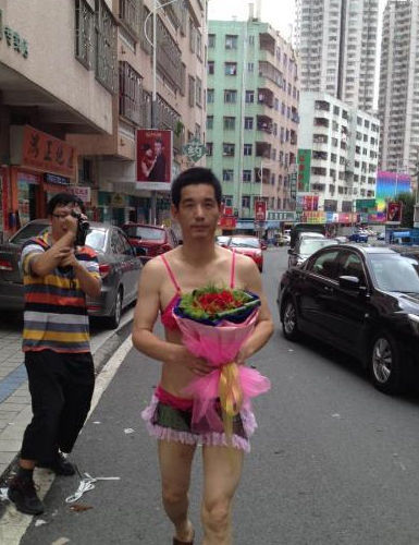 廉先生身穿比基尼,步行两公里前往求婚。南都记者寇金明摄 廉先生身穿比基尼,步行两公里前往求婚。南都记者寇金明摄