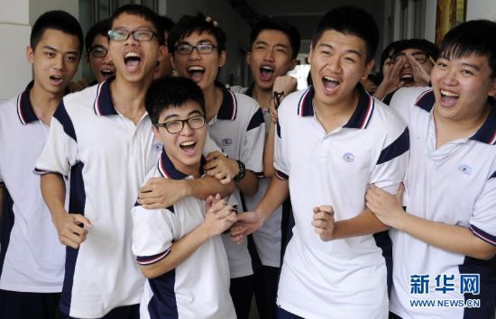 6月4日,广州市铁一中学高三(3)班的同学们为自己加油助威。当日,广东省广州市铁一中学在校园内为即将参加高考的高三学生举办一场轻松活泼的考前激励活动,用鼓乐、啦啦操等形式为考生减压。新华社记者梁旭摄 6月4日,广州市铁一中学高三(3)班的同学们为自己加油助威。当日,广东省广州市铁一中学在校园内为即将参加高考的高三学生举办一场轻松活泼的考前激励活动,用鼓乐、啦啦操等形式为考生减压。新华社记者梁旭摄