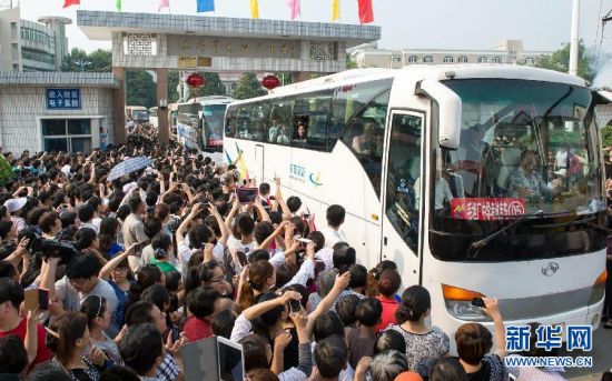 6月5日,六安市毛坦厂中学送考车队驶出校园。当日,安徽省六安市毛坦厂镇毛坦厂中学的近四千名应届高三毕业生从学校出发前往六安市的考场参加即将到来的全国高考,毛坦厂中学共动用32辆大巴分批送考,几千名学生家长和当地居民夹道相送,祝福考生取得好成绩。毛坦厂中学及其复读中学金安中学每年参加高考人数约一万,每年高考前,“万人送考”成为闻名遐迩的“高考景观”。但今年这一景观的规模减小,不再统一送考复读班和非本地生源的近7000名考生。新华社记者 郭晨 摄 6月5日,六安市毛坦厂中学送考车队驶出校园。当日,安徽省六安市毛坦厂镇毛坦厂中学的近四千名应届高三毕业生从学校出发前往六安市的考场参加即将到来的全国高考,毛坦厂中学共动用32辆大巴分批送考,几千名学生家长和当地居民夹道相送,祝福考生取得好成绩。毛坦厂中学及其复读中学金安中学每年参加高考人数约一万,每年高考前,“万人送考”成为闻名遐迩的“高考景观”。但今年这一景观的规模减小,不再统一送考复读班和非本地生源的近7000名考生。新华社记者 郭晨 摄