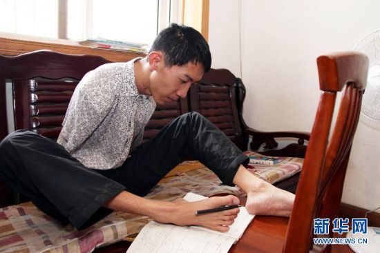 6月5日,攀枝花市第七高级中学无臂男孩彭超放学回家后在复习功课冲刺高考。 19岁的彭超是四川省攀枝花市第七高级中学高三(6)班的学生,6岁那年不慎被高压变压器击中,失去双臂。坚强的彭超并未向命运低头,他乐观面对生活,克服常人难以想象的困难,通过艰辛训练学会了用脚穿衣、写字、上网等,日常生活起居基本能够自理。班主任老师孔荣介绍说,彭超的成绩在全年级排名靠前,用脚写字做题的速度不比正常人差,每次模拟考试总分均超过重本线二三十分,但他对现在的成绩并不满意。他希望通过自身努力,实现去北方高等院校土木工程系上大学的梦想。新华社发(王川源 摄) 6月5日,攀枝花市第七高级中学无臂男孩彭超放学回家后在复习功课冲刺高考。 19岁的彭超是四川省攀枝花市第七高级中学高三(6)班的学生,6岁那年不慎被高压变压器击中,失去双臂。坚强的彭超并未向命运低头,他乐观面对生活,克服常人难以想象的困难,通过艰辛训练学会了用脚穿衣、写字、上网等,日常生活起居基本能够自理。班主任老师孔荣介绍说,彭超的成绩在全年级排名靠前,用脚写字做题的速度不比正常人差,每次模拟考试总分均超过重本线二三十分,但他对现在的成绩并不满意。他希望通过自身努力,实现去北方高等院校土木工程系上大学的梦想。新华社发(王川源 摄)
