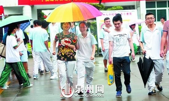 昨天下午,泉州九中考点,考生微笑着熟悉考场。(王柏峰 摄) 昨天下午,泉州九中考点,考生微笑着熟悉考场。(王柏峰 摄)