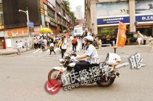 交巡警送考车时刻准备为考生护航 重庆晚报记者 史宗伟摄 交巡警送考车时刻准备为考生护航 重庆晚报记者 史宗伟摄