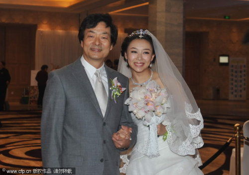 新浪娱乐讯 26日濮存昕女儿濮方婚礼现场曝光。25岁的濮方没有进娱乐圈当演员,如今是某传媒公司老总。濮方不仅漂亮,更跟着濮存昕做慈善公益。图库供稿 新浪娱乐讯 26日濮存昕女儿濮方婚礼现场曝光。25岁的濮方没有进娱乐圈当演员,如今是某传媒公司老总。濮方不仅漂亮,更跟着濮存昕做慈善公益。图库供稿