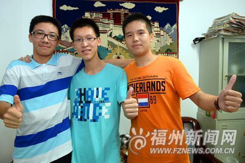 合影:张启宁(中)、邓谦一(左一)、刘畅然(右一) 合影:张启宁(中)、邓谦一(左一)、刘畅然(右一)