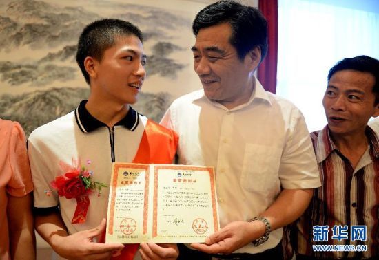 7月9日,柳艳兵(左)从南昌大学校长周创兵手中接过录取通知书。当日上午,“夺刀少年”柳艳兵和易政勇收到大学录取通知书。根据录取通知书内容,柳艳兵被南昌大学土木工程专业录取,易政勇则入读江西财经大学工商管理类专业。新华社记者 陈子夏摄 7月9日,柳艳兵(左)从南昌大学校长周创兵手中接过录取通知书。当日上午,“夺刀少年”柳艳兵和易政勇收到大学录取通知书。根据录取通知书内容,柳艳兵被南昌大学土木工程专业录取,易政勇则入读江西财经大学工商管理类专业。新华社记者 陈子夏摄