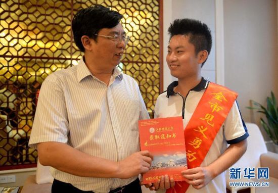 7月9日,柳艳兵(左)从南昌大学校长周创兵手中接过录取通知书。当日上午,“夺刀少年”柳艳兵和易政勇收到大学录取通知书。根据录取通知书内容,柳艳兵被南昌大学土木工程专业录取,易政勇则入读江西财经大学工商管理类专业。新华社记者 陈子夏摄 7月9日,柳艳兵(左)从南昌大学校长周创兵手中接过录取通知书。当日上午,“夺刀少年”柳艳兵和易政勇收到大学录取通知书。根据录取通知书内容,柳艳兵被南昌大学土木工程专业录取,易政勇则入读江西财经大学工商管理类专业。新华社记者 陈子夏摄