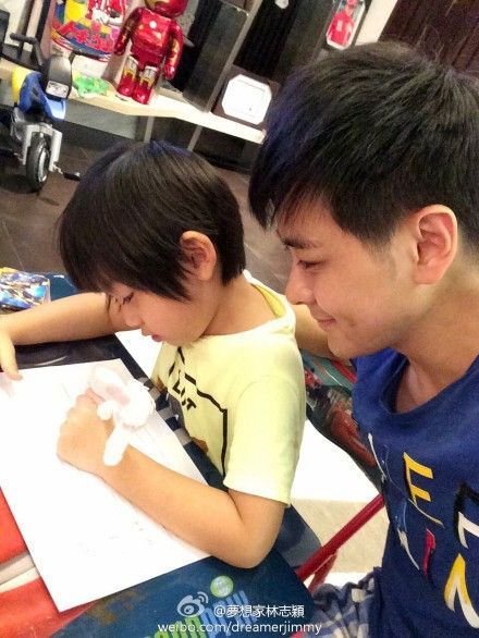 林志颖陪伴Kimi写作业 林志颖陪伴Kimi写作业