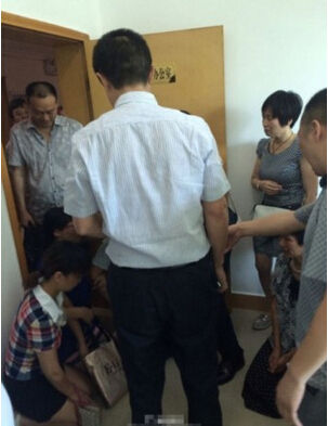 日前,有网友在南充某论坛发帖《南充现“微笑局长” 家长为孩子能在划片内读书给市教育局局长下跪》称,南充“最雷局长”,家长为孩子能在划片内读书,给南充市教育局雷国林局长下跪,随文附上了照片。 日前,有网友在南充某论坛发帖《南充现“微笑局长” 家长为孩子能在划片内读书给市教育局局长下跪》称,南充“最雷局长”,家长为孩子能在划片内读书,给南充市教育局雷国林局长下跪,随文附上了照片。