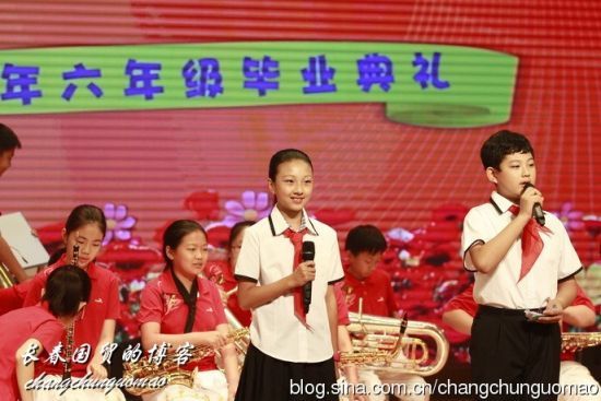 朱军儿子朱思潭主持毕业典礼 朱军儿子朱思潭主持毕业典礼