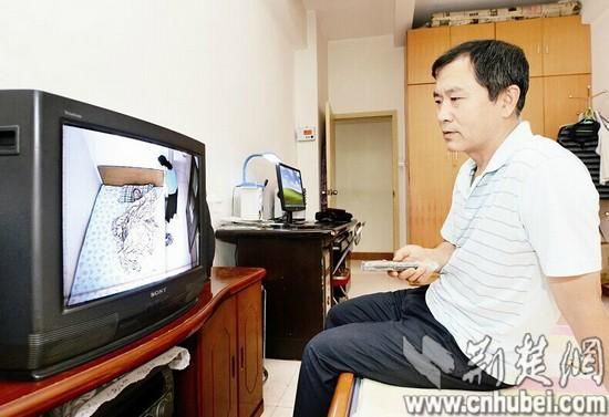 图为:武昌紫阳东路的朱先生在母亲卧室装上摄像头,夜夜守望 记者王永胜摄 图为:武昌紫阳东路的朱先生在母亲卧室装上摄像头,夜夜守望 记者王永胜摄