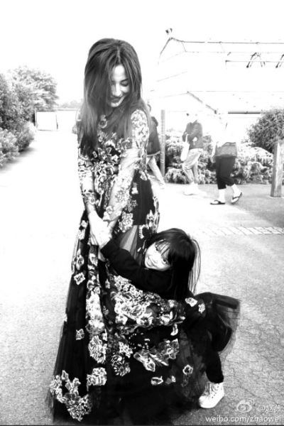赵薇公开女儿近照 小四月漂亮似妈妈(图) 赵薇公开女儿近照 小四月漂亮似妈妈(图)