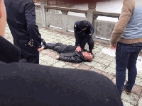 他在围观死人的时候死了