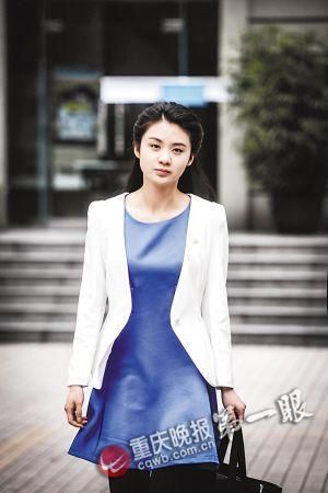 一位考生考试结束后走出考场 一位考生考试结束后走出考场