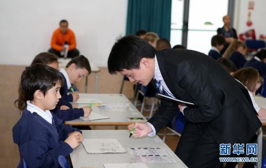 金向军老师为学生批改课堂练习 金向军老师为学生批改课堂练习