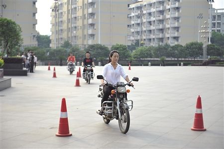 大学生们在练习骑摩托车 大学生们在练习骑摩托车