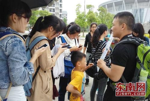 众多医大学生纷纷为炜炜拿出手机刷二维码进行投票。 众多医大学生纷纷为炜炜拿出手机刷二维码进行投票。