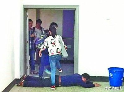 学生正从张教授身上跨过去。图片由网友“爵上东方”及学生小俊提供 学生正从张教授身上跨过去。图片由网友“爵上东方”及学生小俊提供