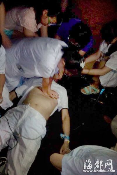 医护人员为男子进行心肺复苏,热心市民打手电帮照明 医护人员为男子进行心肺复苏,热心市民打手电帮照明