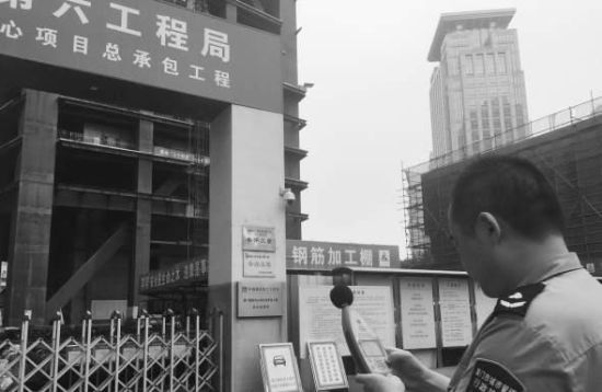 执法人员正在检测噪音。记者 雷妤摄 执法人员正在检测噪音。记者 雷妤摄