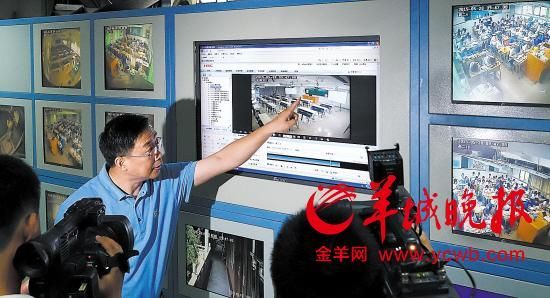 检查组在广雅中学考场检查电子监控系统 羊城晚报记者 陈秋明 摄