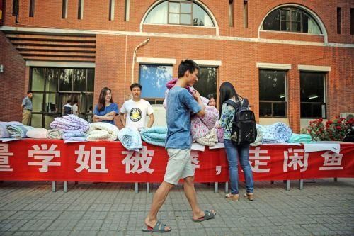 小磊抱着买来的被子高兴的离开 小磊抱着买来的被子高兴的离开