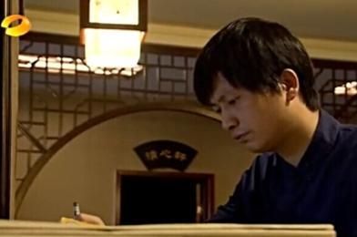 “最牛考生”张一一第5次参加高考前夕在熬夜复习中 “最牛考生”张一一第5次参加高考前夕在熬夜复习中