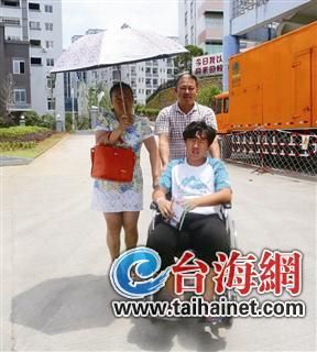 ▲考试后,杨超崴的父母用轮椅将他推回到医院治疗 ▲考试后,杨超崴的父母用轮椅将他推回到医院治疗
