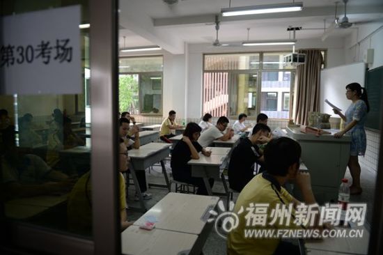 昨日,考生在延安中学的考场内试听广播。 昨日,考生在延安中学的考场内试听广播。