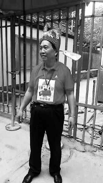 延安中学校长戴状元帽为考生助威 延安中学校长戴状元帽为考生助威