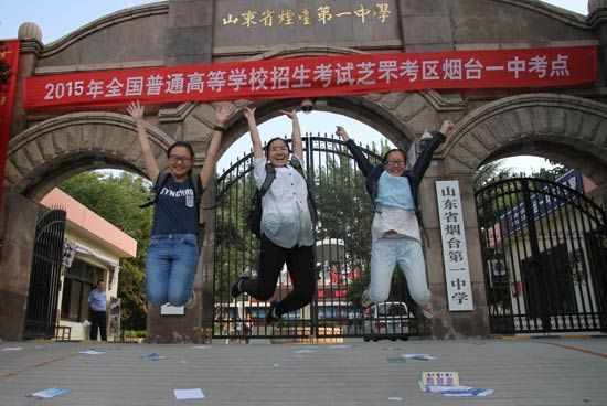 山东省烟台市,在烟台一中考点,考生完成考试后走出考场欢呼跳跃 山东省烟台市,在烟台一中考点,考生完成考试后走出考场欢呼跳跃