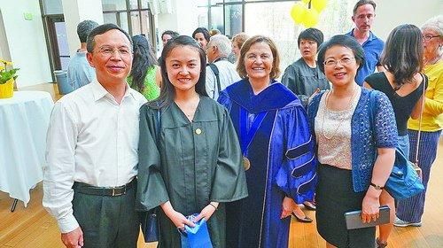 ■刘安东(左二)一家与卫斯理女子学院校长(左三)合影。 ■刘安东(左二)一家与卫斯理女子学院校长(左三)合影。