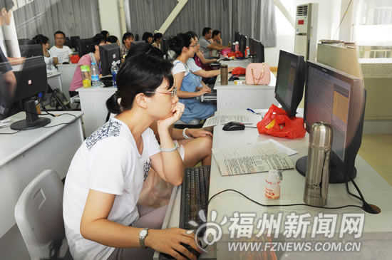 中考作文阅卷现场教师们神情专注。 中考作文阅卷现场教师们神情专注。