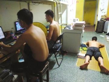 天气炎热 同学们赤膊上阵纳凉 天气炎热 同学们赤膊上阵纳凉
