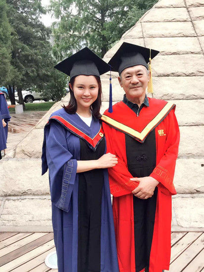 关悦身穿硕士服与老师同学合影 关悦身穿硕士服与老师同学合影