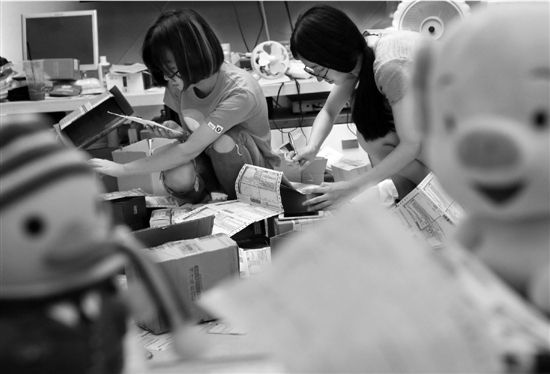 就像不少校园“女创客”一样,虽已夜深,大二女生余璟晞、何敏妃,还在紧张处理一张张当天接下的买单。 就像不少校园“女创客”一样,虽已夜深,大二女生余璟晞、何敏妃,还在紧张处理一张张当天接下的买单。