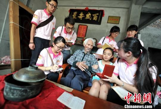 7月14日,来自福建师范大学协和学院文化产业系的学生来到福建长汀看望百岁老红军刘金金。张斌 摄 7月14日,来自福建师范大学协和学院文化产业系的学生来到福建长汀看望百岁老红军刘金金。张斌 摄