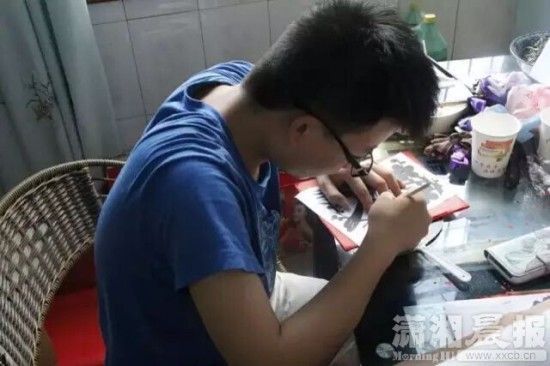 大学生义卖自制手工艺品,助梦贫困学生上学。图/潇湘晨报记者覃剑 实习生蒲思静 大学生义卖自制手工艺品,助梦贫困学生上学。图/潇湘晨报记者覃剑 实习生蒲思静