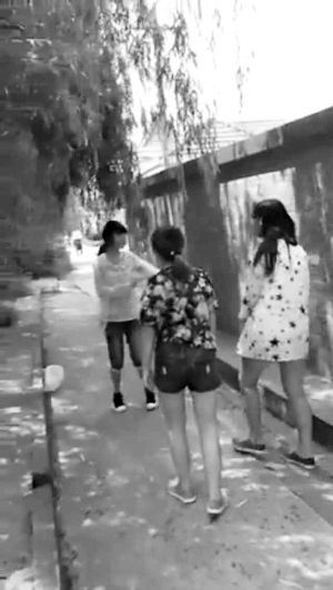 女生被打的视频截图 女生被打的视频截图