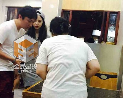 王思聪和朱宸慧现身小餐馆(图片来源:全民星探) 王思聪和朱宸慧现身小餐馆(图片来源:全民星探)