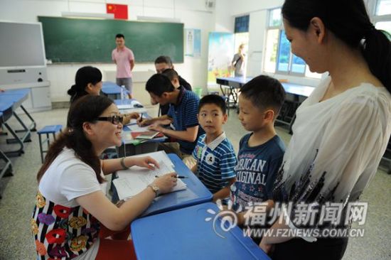 昨日,在福州教育学院一附小,新生家长带着孩子前来报名。 昨日,在福州教育学院一附小,新生家长带着孩子前来报名。